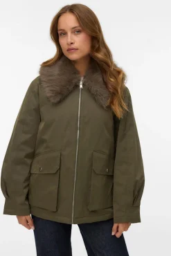 Chaqueta corta cuello de pelo