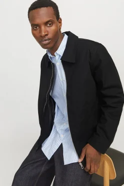 Chaqueta estilo cortavientos