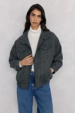 Chaqueta gris con cremallera