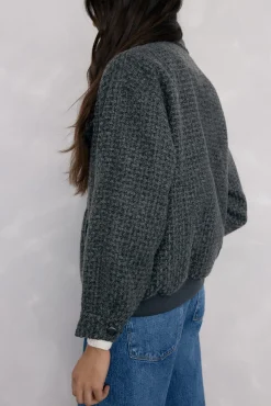 Chaqueta gris con cremallera