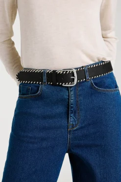 Cinturón de piel con pespuntes