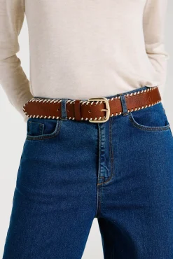 Cinturón de piel con pespuntes