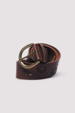 Cinturón perforados tachas