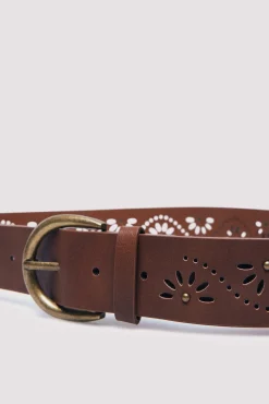 Cinturón perforados tachas