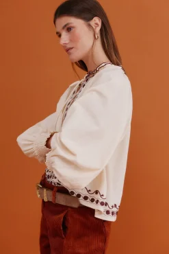 Claudia. Blusa bordada