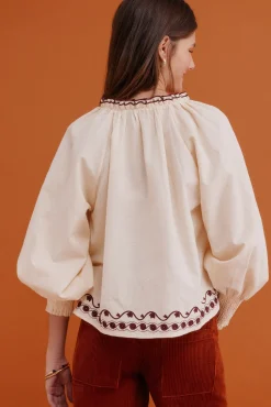 Claudia. Blusa bordada