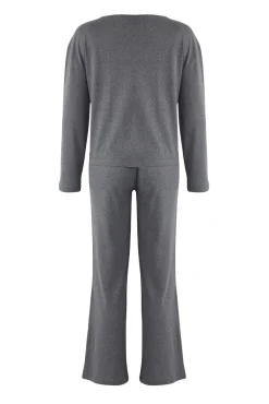 Conjunto pijama estrellas bordadas gris