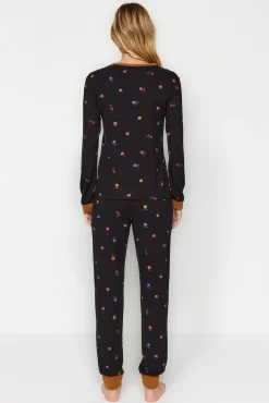 Conjunto pijama jogger negro estampado floral