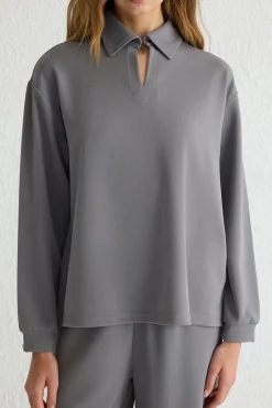 Conjunto top y pantalón con cuello polo gris