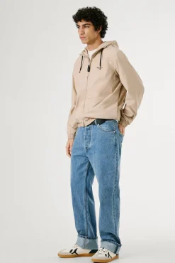 Cortavientos con logo en el pecho.