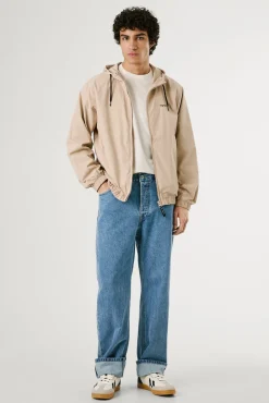 Cortavientos con logo en el pecho.