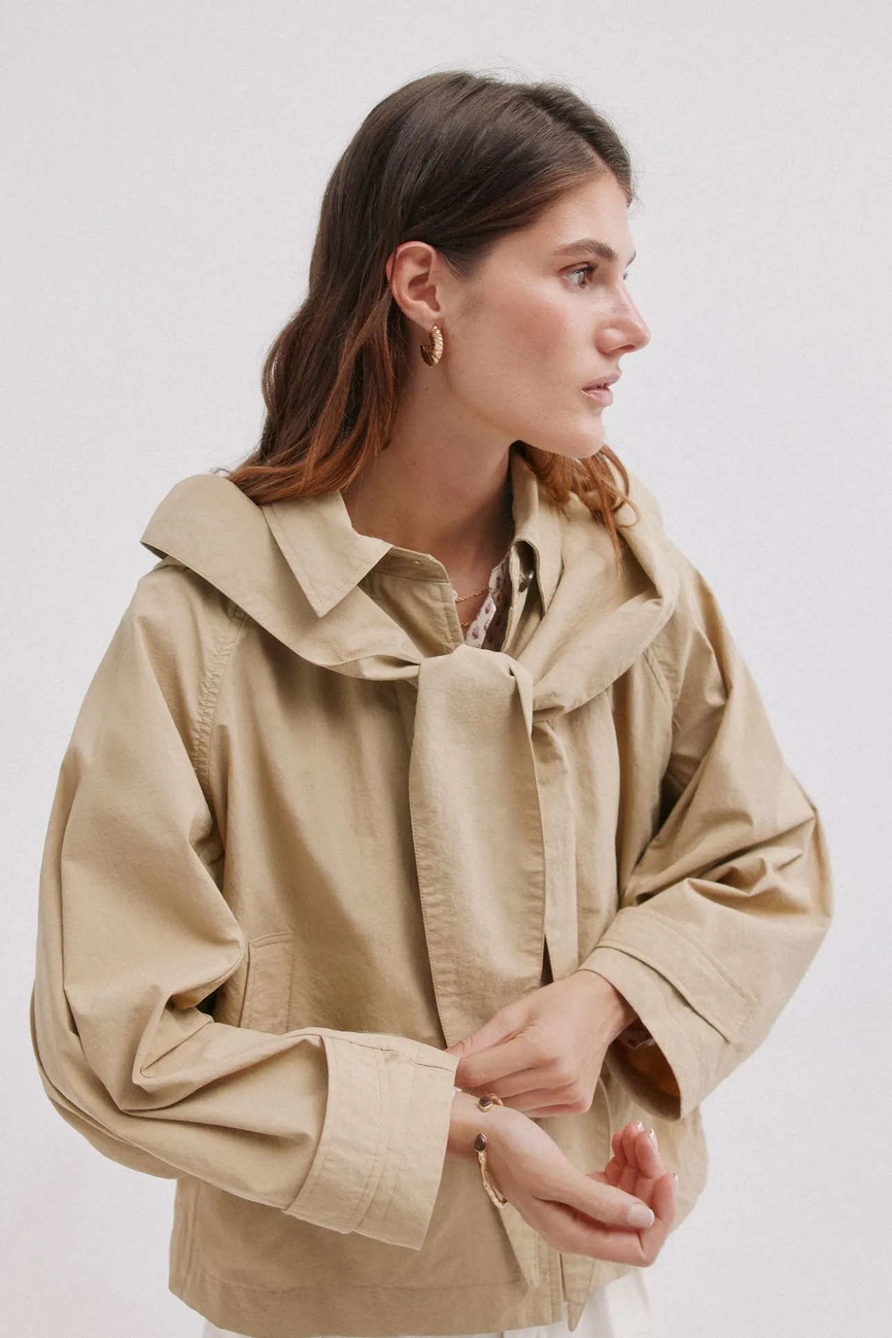 Daniela. Gabardina corta