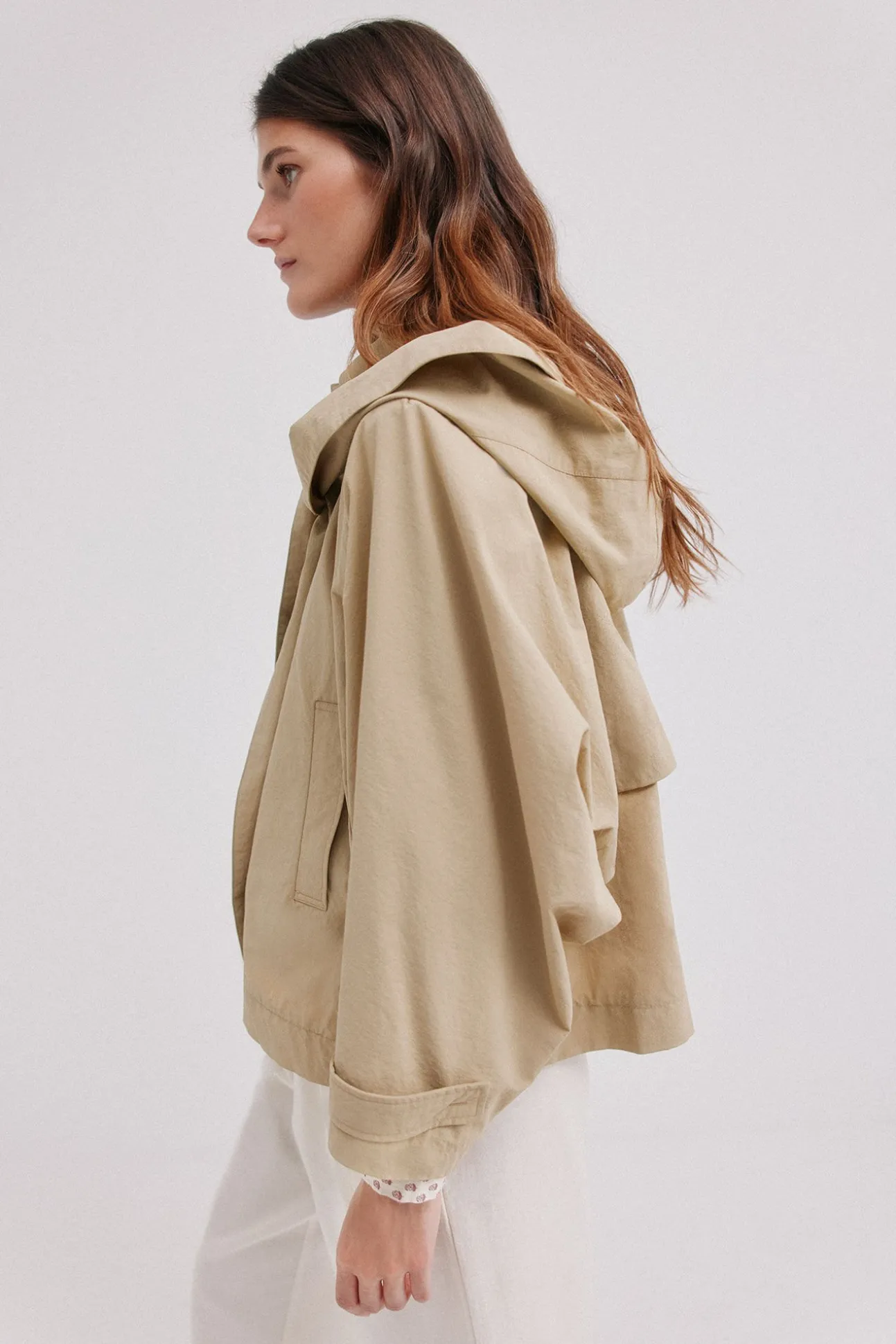 Daniela. Gabardina corta