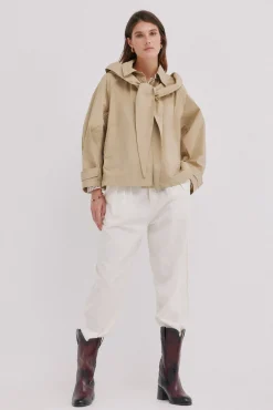 Daniela. Gabardina corta