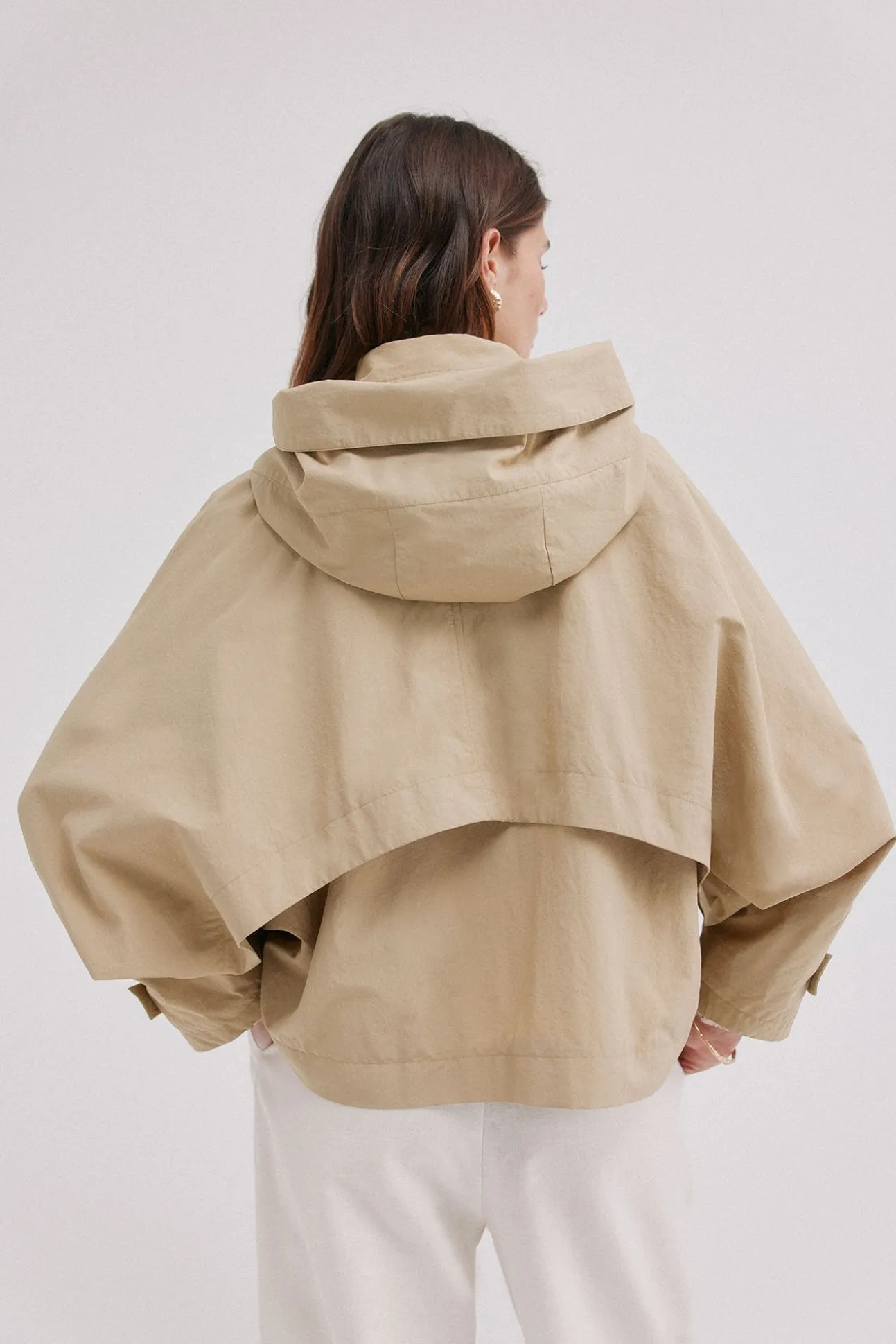 Daniela. Gabardina corta