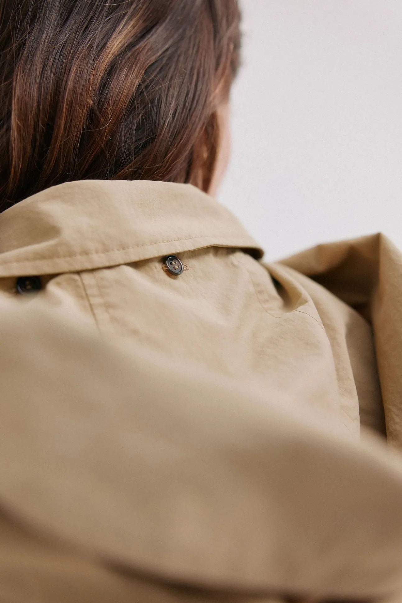 Daniela. Gabardina corta