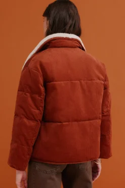 Debra. Deportiva acolchada