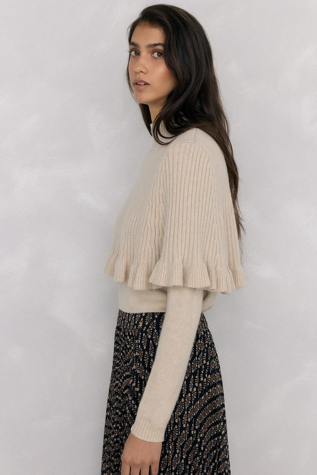 Doble prenda jersey y capa con detalle volante