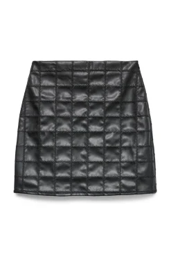 Falda corta efecto piel