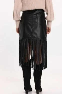 Falda de polipiel con flecos