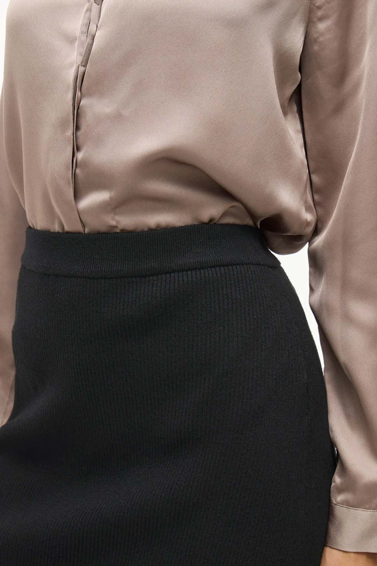 Falda de punto canalé midi