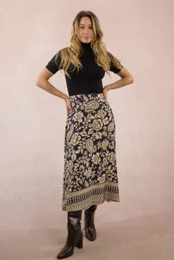 Falda larga satinada con estampado