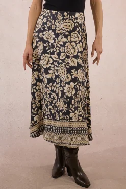 Falda larga satinada con estampado