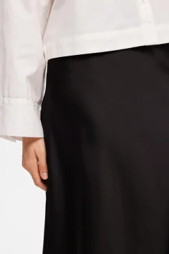 Falda midi fluida confeccionada con materiales reciclados.