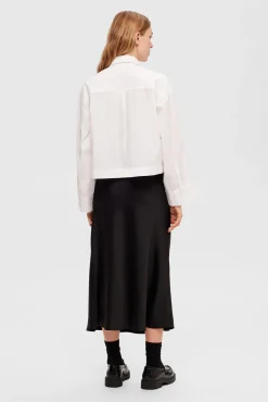 Falda midi fluida confeccionada con materiales reciclados.