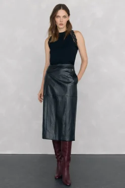 Falda recta simil piel relieve