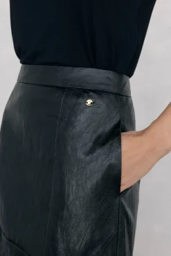 Falda recta simil piel relieve