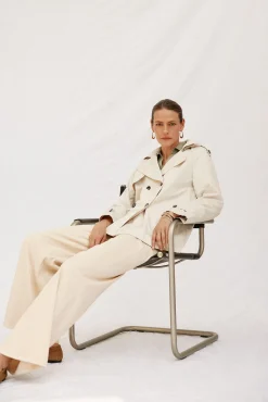 Gabardina corta con vuelo