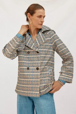 Gabardina corta con vuelo