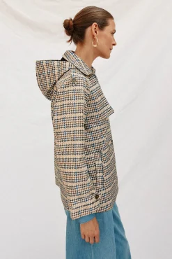 Gabardina corta con vuelo