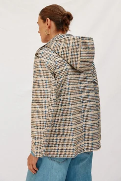 Gabardina corta con vuelo