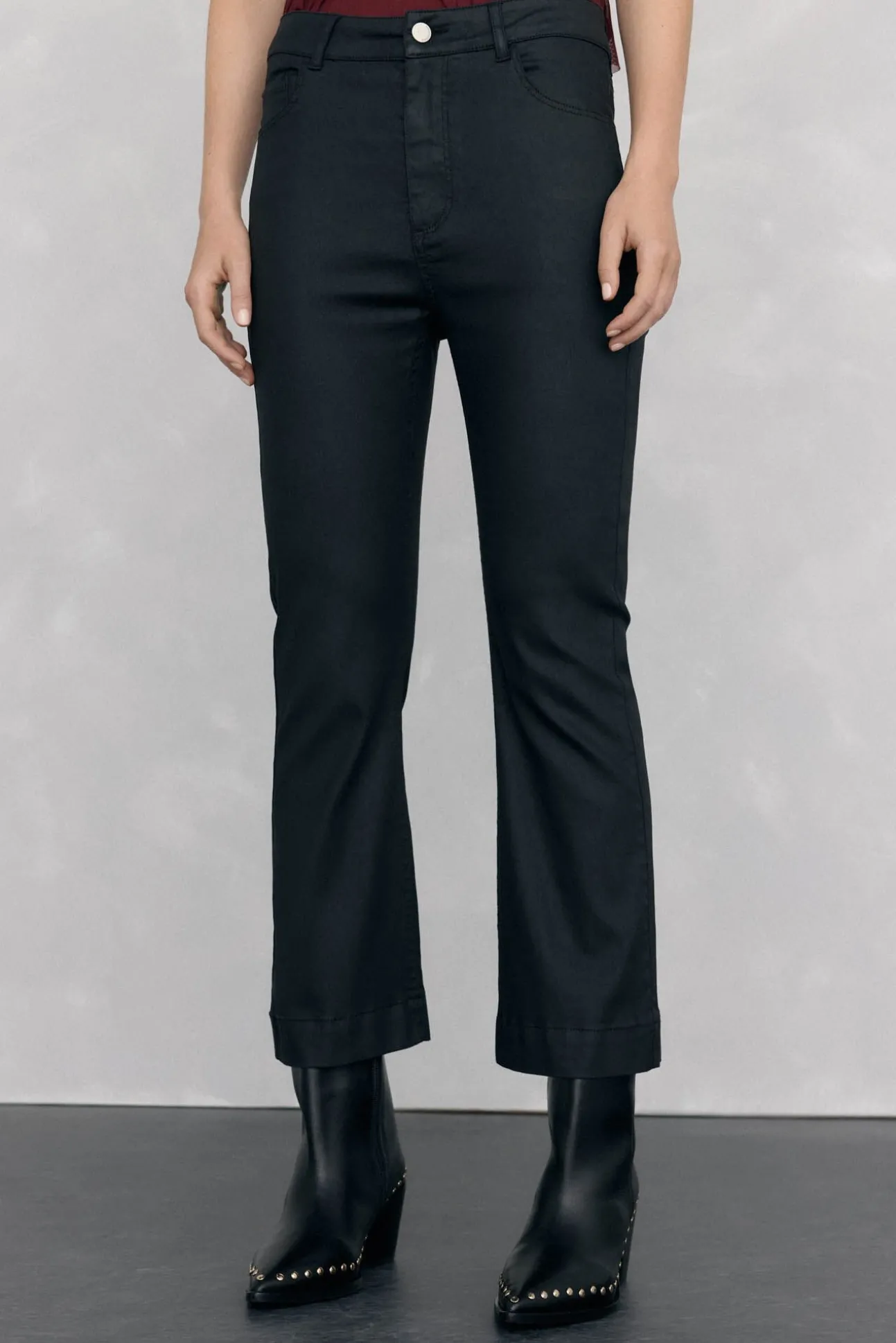 Jeans efecto cuero flare cropped basic