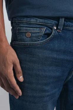 Jeans en knit denim sobretintado slim fit