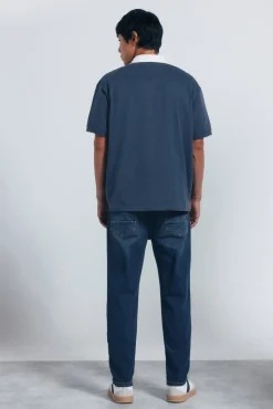 Jeans en knit denim sobretintado slim fit