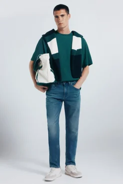 Jeans en knit denim sobretintado slim fit