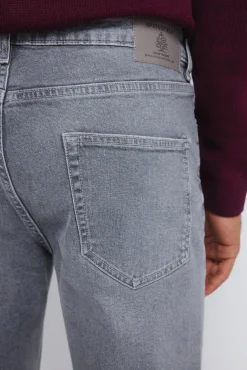 Jeans gris medio lavado slim fit