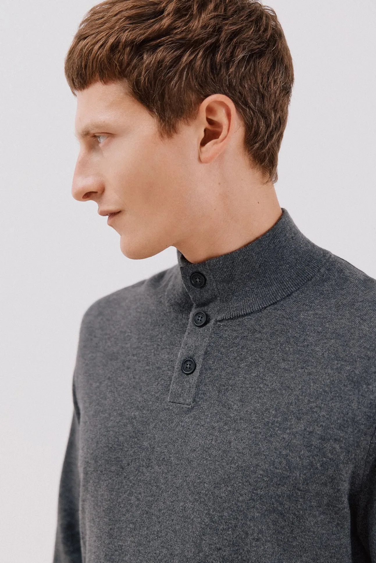 Jersey algodón cashmere cuello alto botones