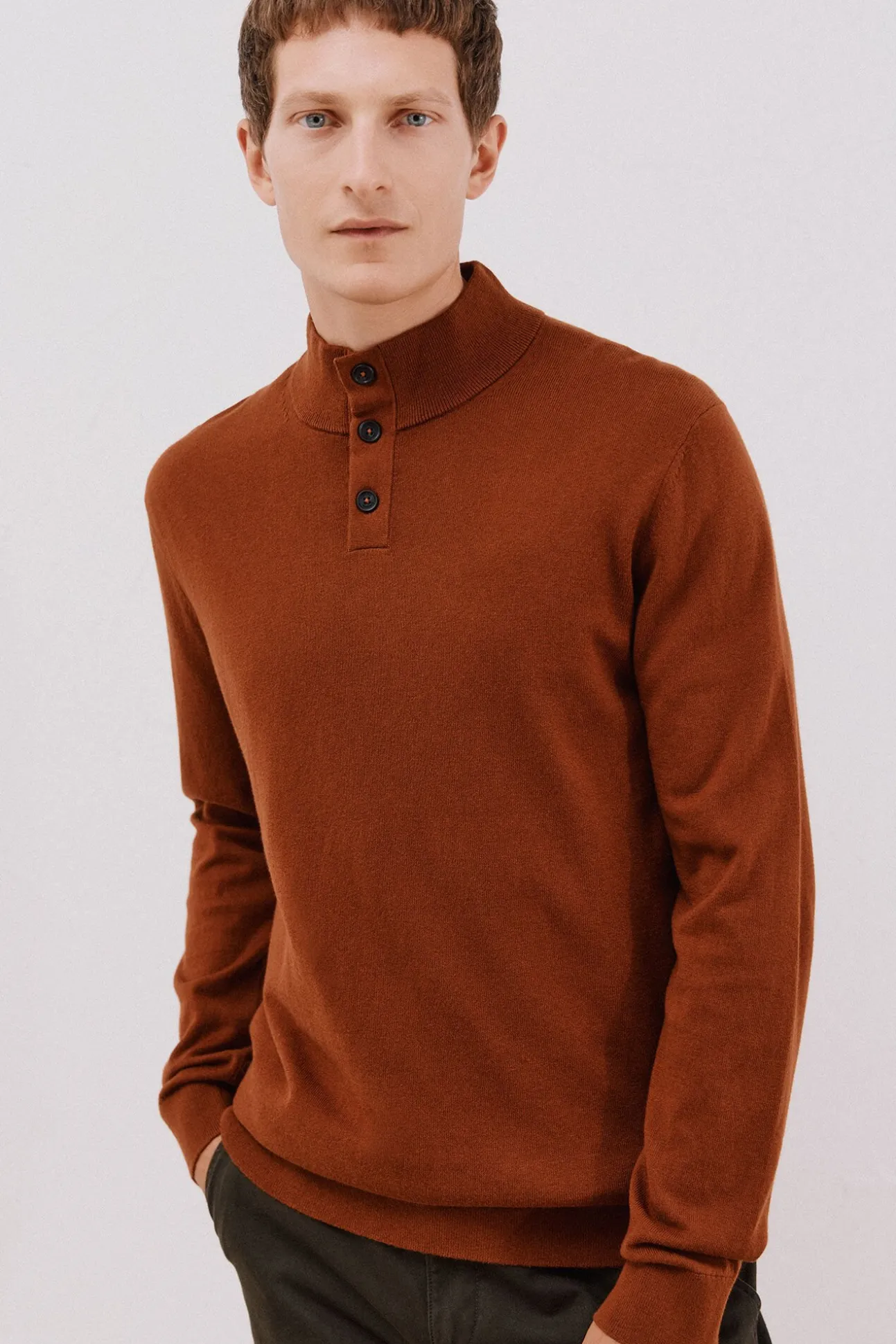 Jersey algodón cashmere cuello alto botones