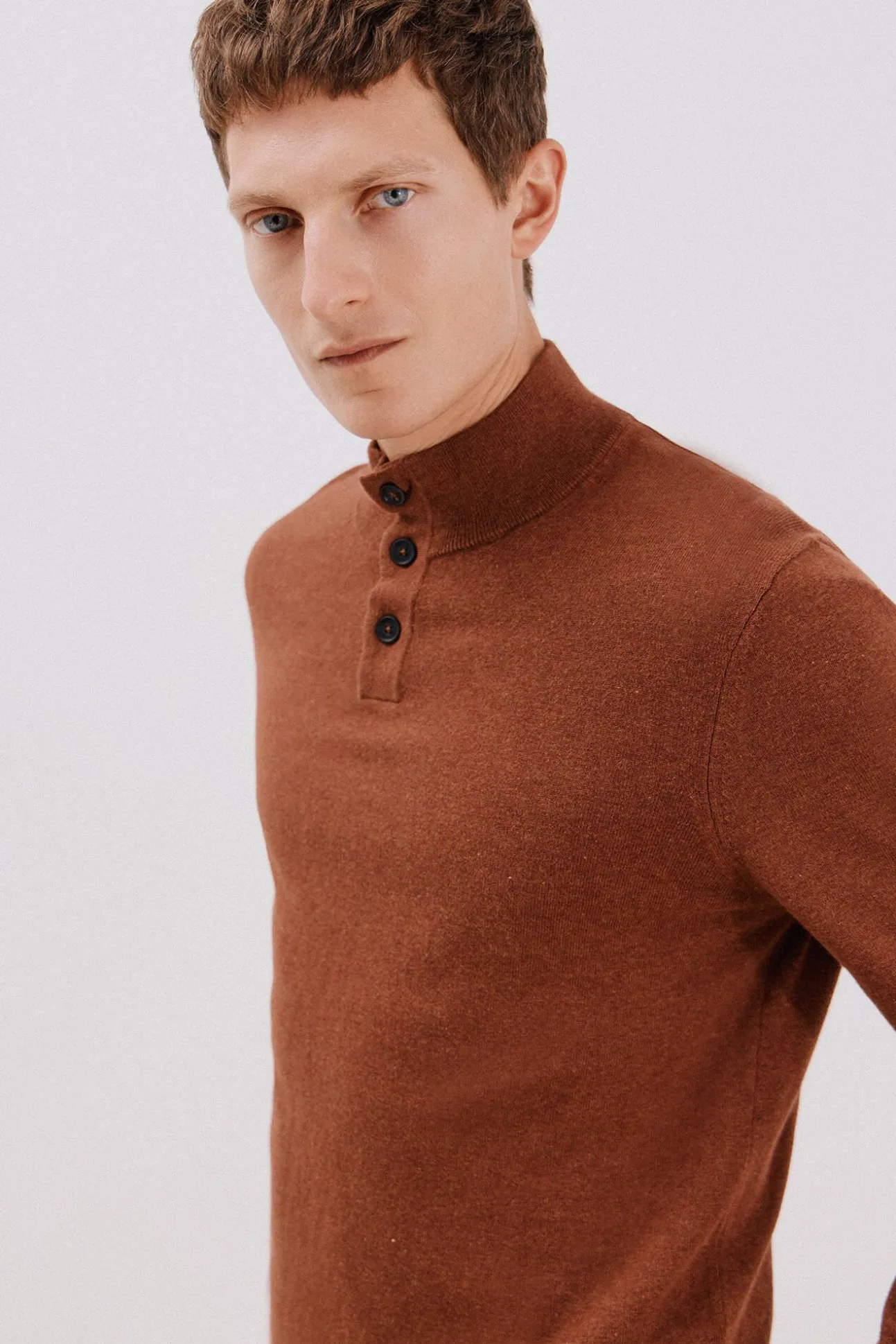 Jersey algodón cashmere cuello alto botones