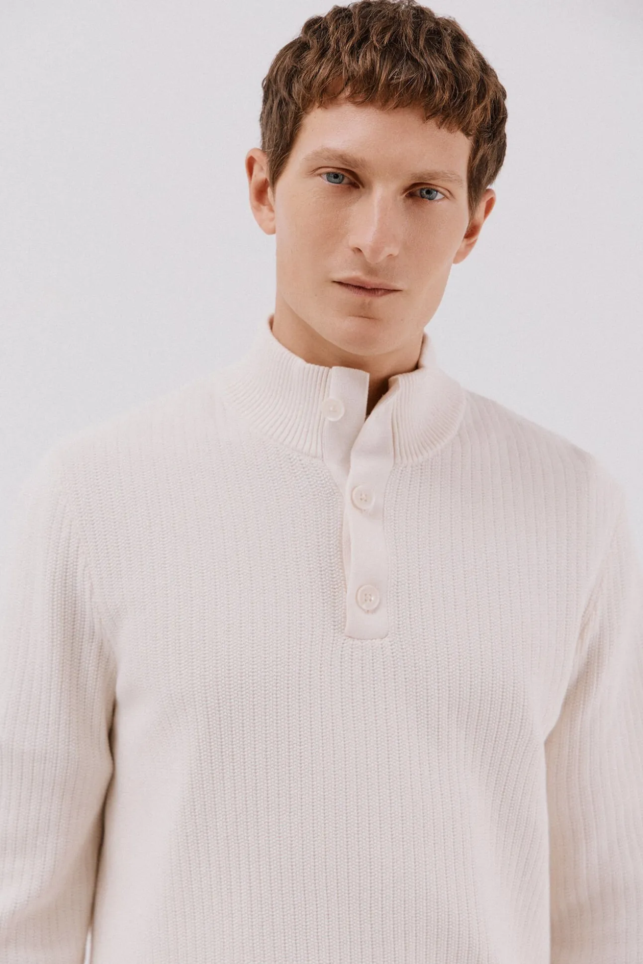 Jersey algodón estructura cuello alto con botones