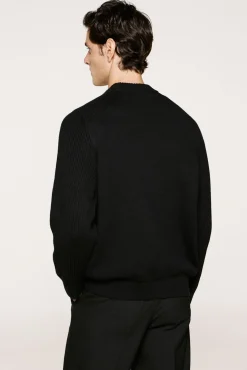 Jersey cuello mock 100% algodón orgánico.