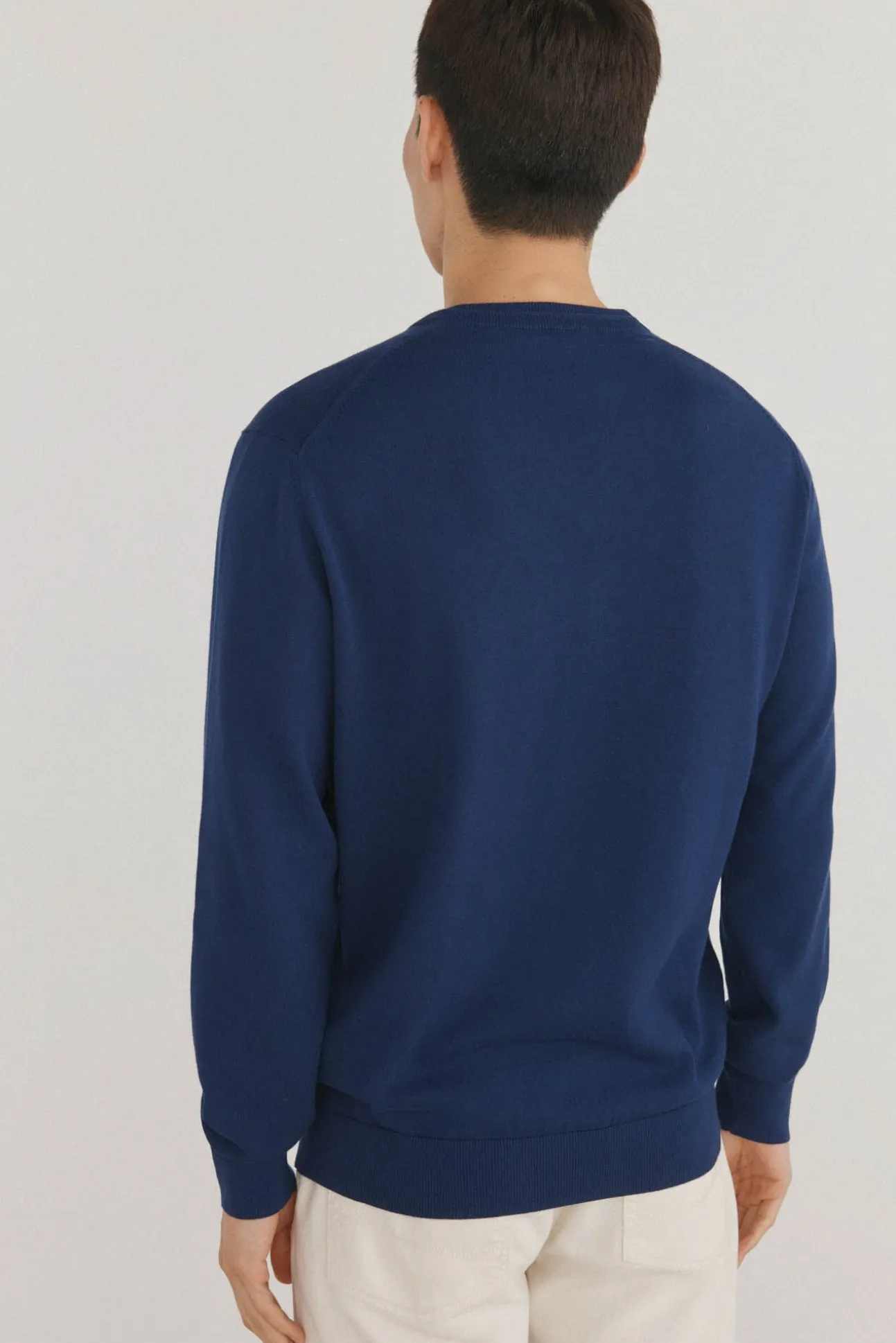 Jersey punto fino algodón premium cuello pico