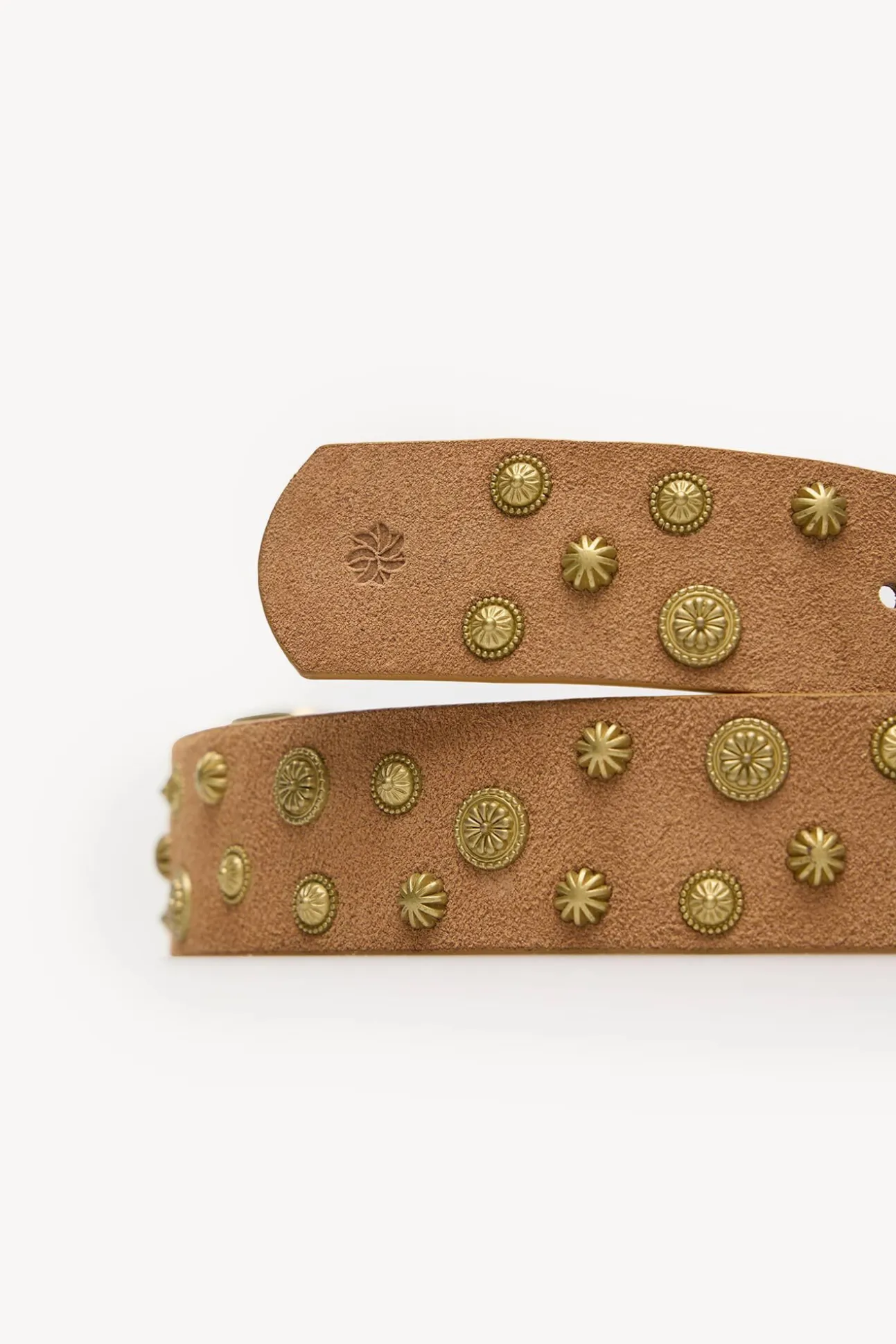 Lianna. Cinturón serraje con tachas