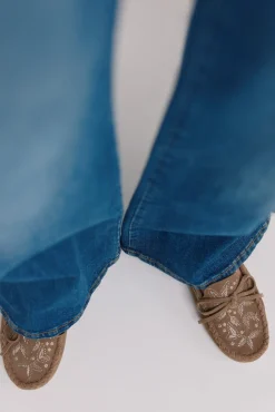 Marcela. Mocasines bordados de serraje