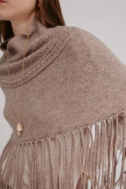 Marta. Capa flecos de tricot