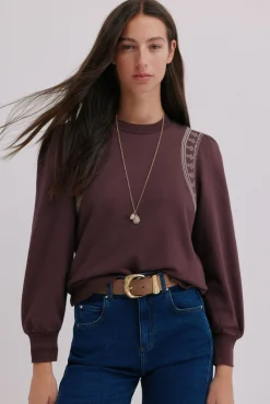 Marta. Sudadera bordada